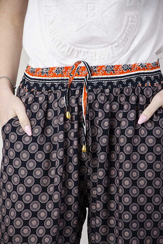 Spodnie alladynki w różowe kółka