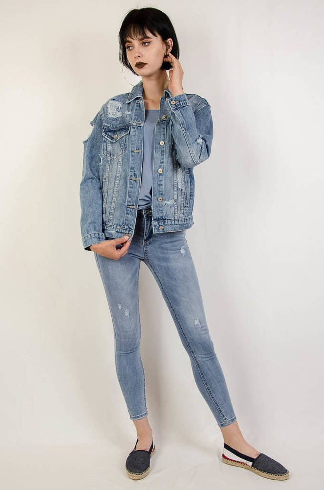 Kurtka jeansowa zapinana na guziki, z przetarciami