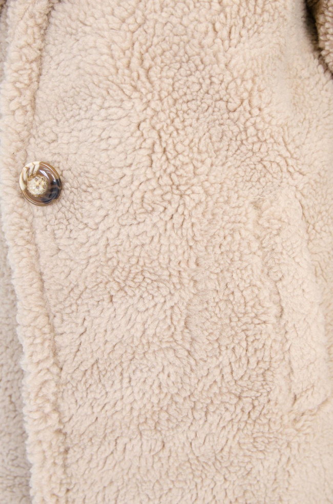 DŁUGI PLUSZOWY PŁASZCZ W KOLORZE BEŻOWYM