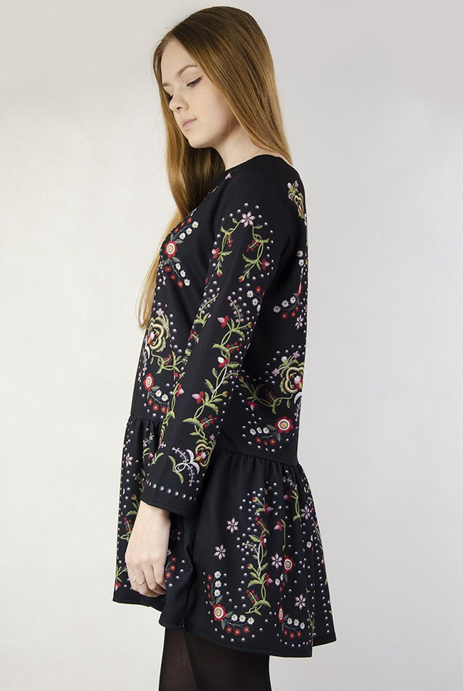 Czarna sukienka ze wzorami folkowymi