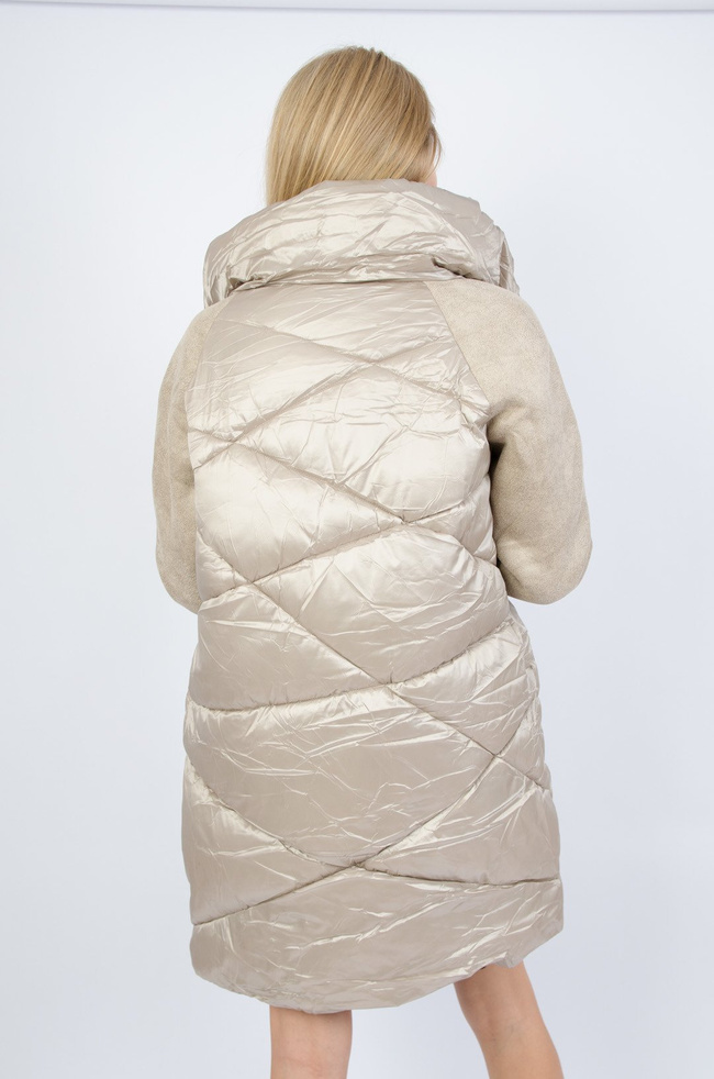 Beżowy pikowany płaszczyk z kożuchem na rękawach