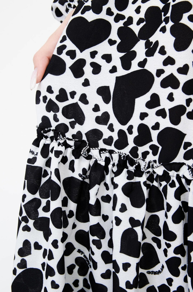 BIAŁA SUKIENKA MIDI W CZARNE SERDUSZKA