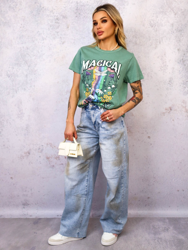 ZIELONY DEKATYZOWANY T-SHIRT Z KOLOROWYM PRINTEM