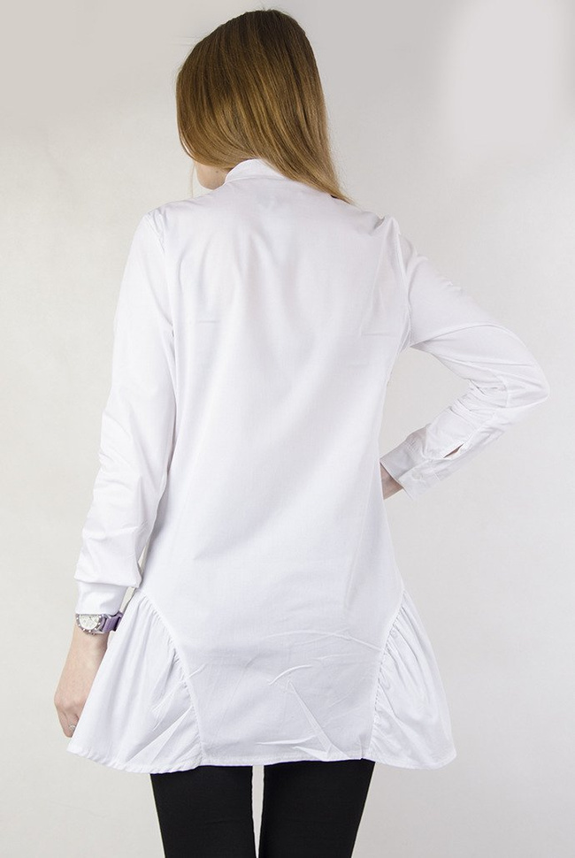 Biała długa koszula  z przypinką, rozszerzana na dole
