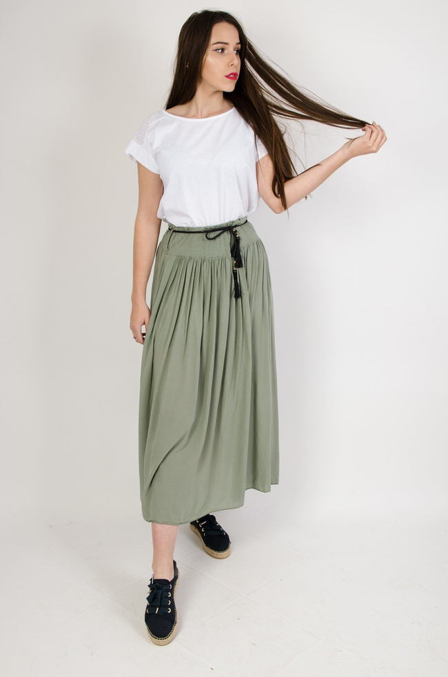 Zielona długa spódnica z szerokim pasem