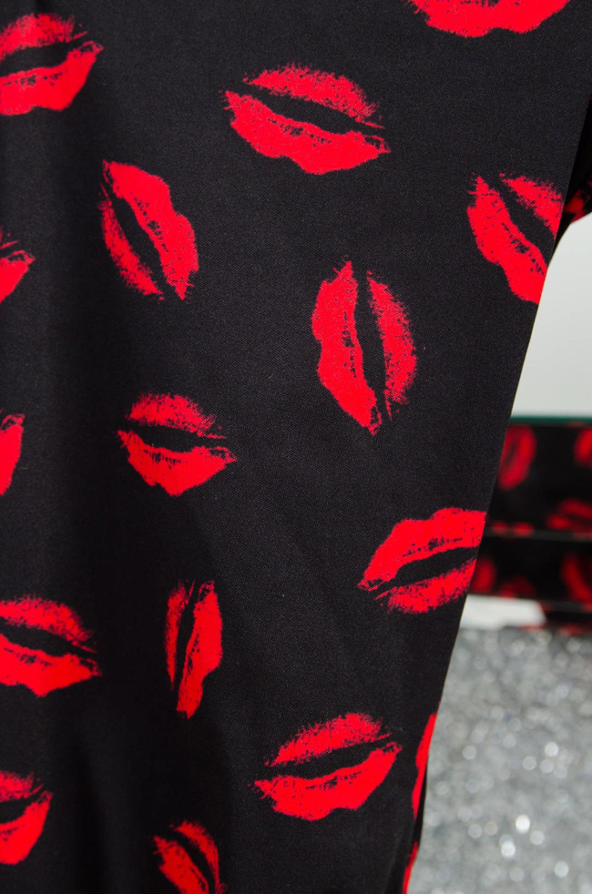 CZARNE BODY W CZERWONE USTA Z DŁUGIM RĘKAWEM