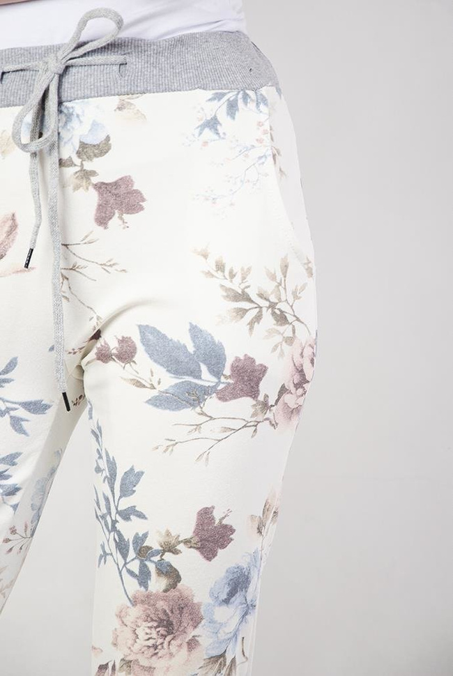 Białe spodnie dresowe w kwiaty