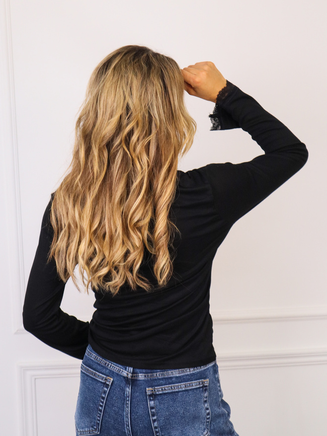 BLUZKA OVERSIZE Z DEKOLTEM CARO I OZDOBNĄ KORONKĄ- CZARNA