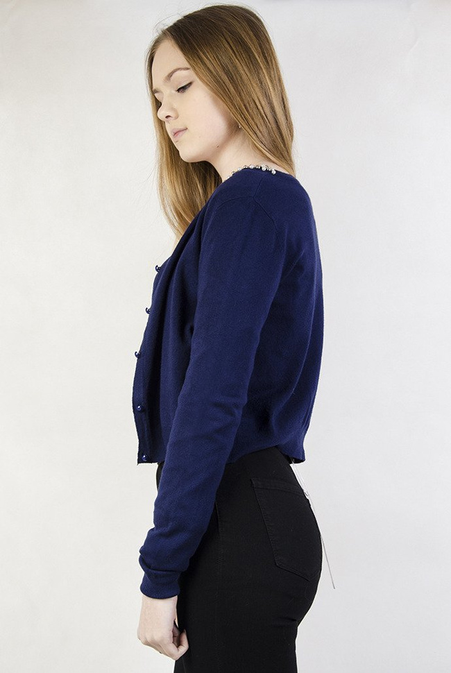 Granatowy krótki sweter zapinany na guziki z koralikami przy kołnierzu