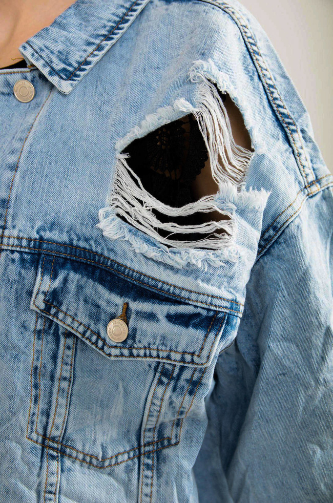 DŁUGA KURTKA JEANSOWA Z PRZETARCIAMI ( DUŻE ROZMIARY M-3XL )