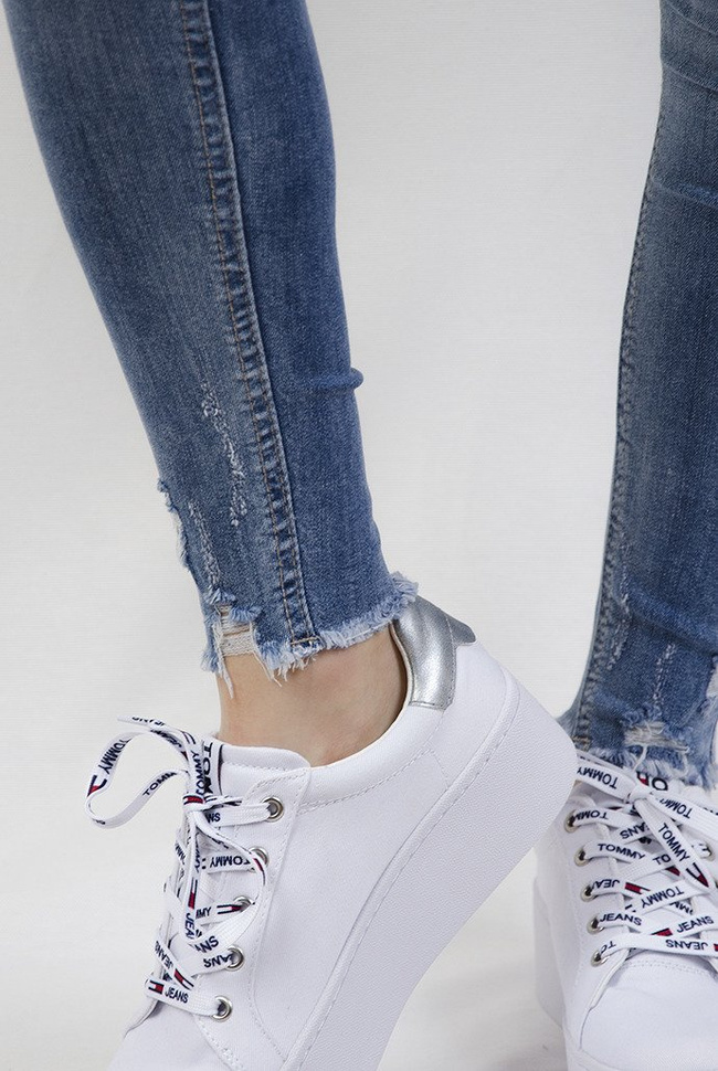 Jasne spodnie z przetarciami i szarpaniem