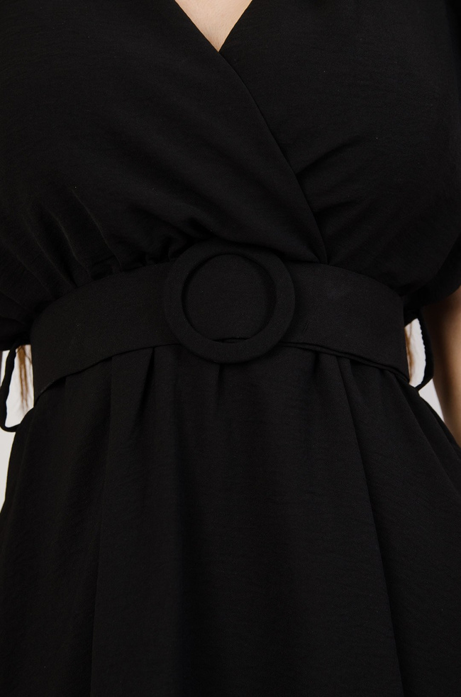 Czarna sukienka z dekoltem w serek oraz falbanką w rękawie