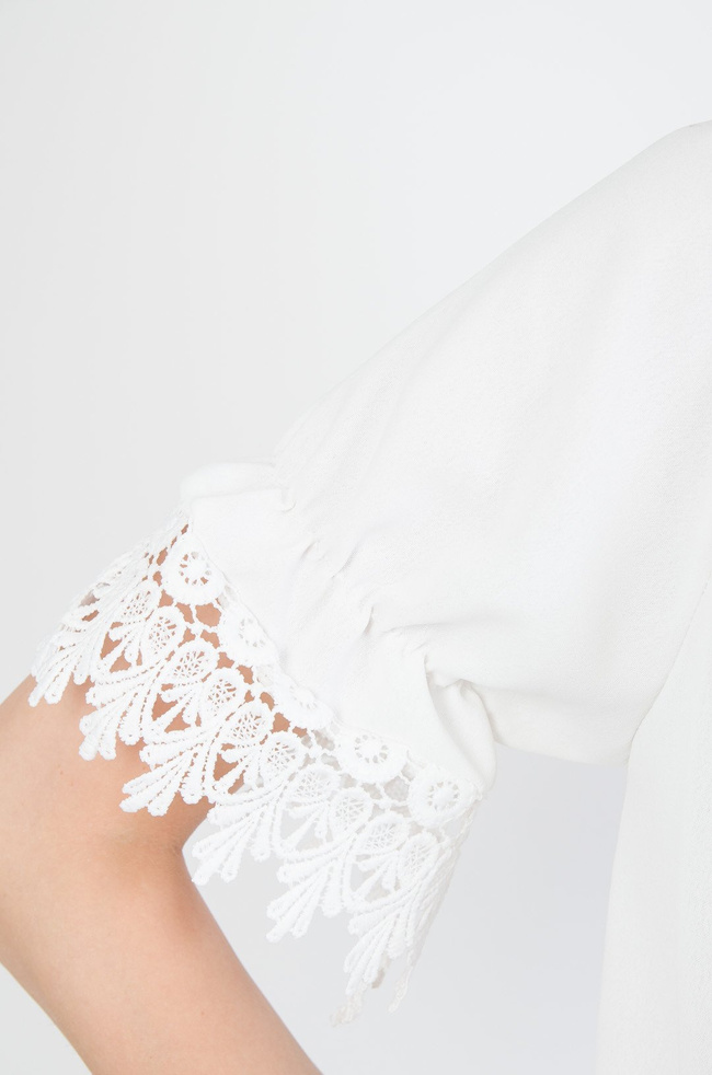 Biała bluzka z wiązaniem i ażurowymi wstawkami