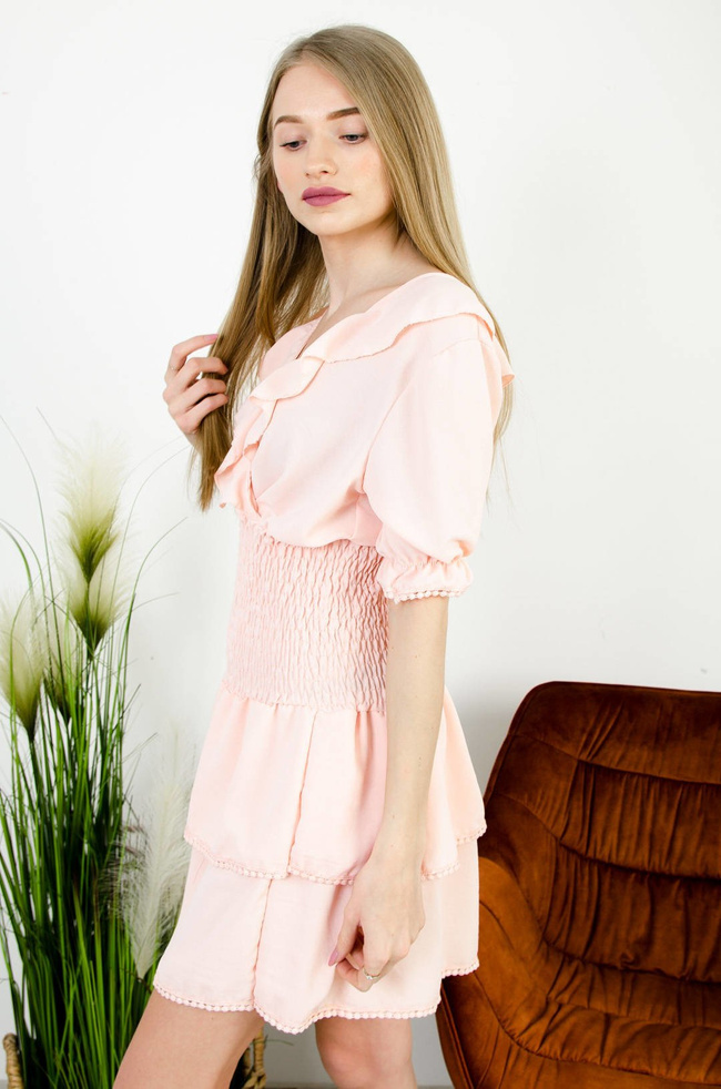 RÓŻOWA SUKIENKA Z FALBANAMI I SZEROKIM ŚCIĄGACZEM W PASIE