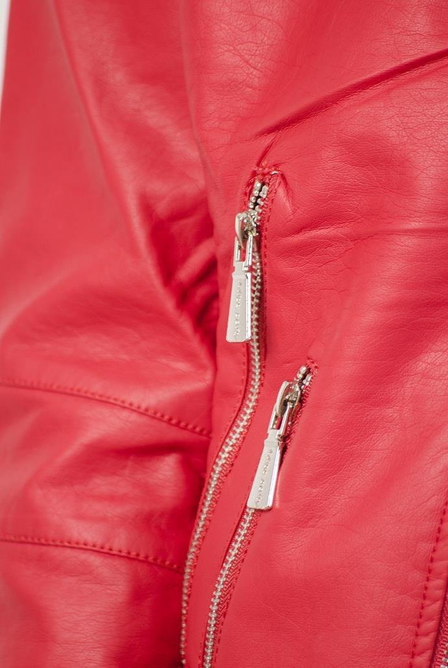 Czerwona kurtka ramoneska