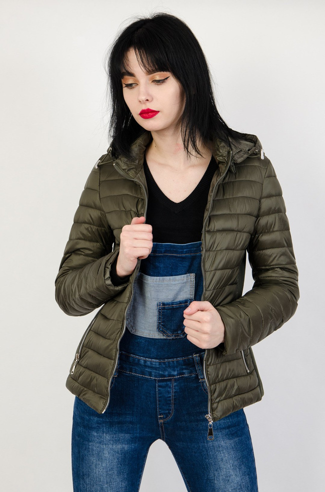 Zielona, pikowana kurtka z kapturem