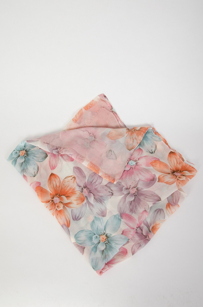 Różowy szal w kwiaty 