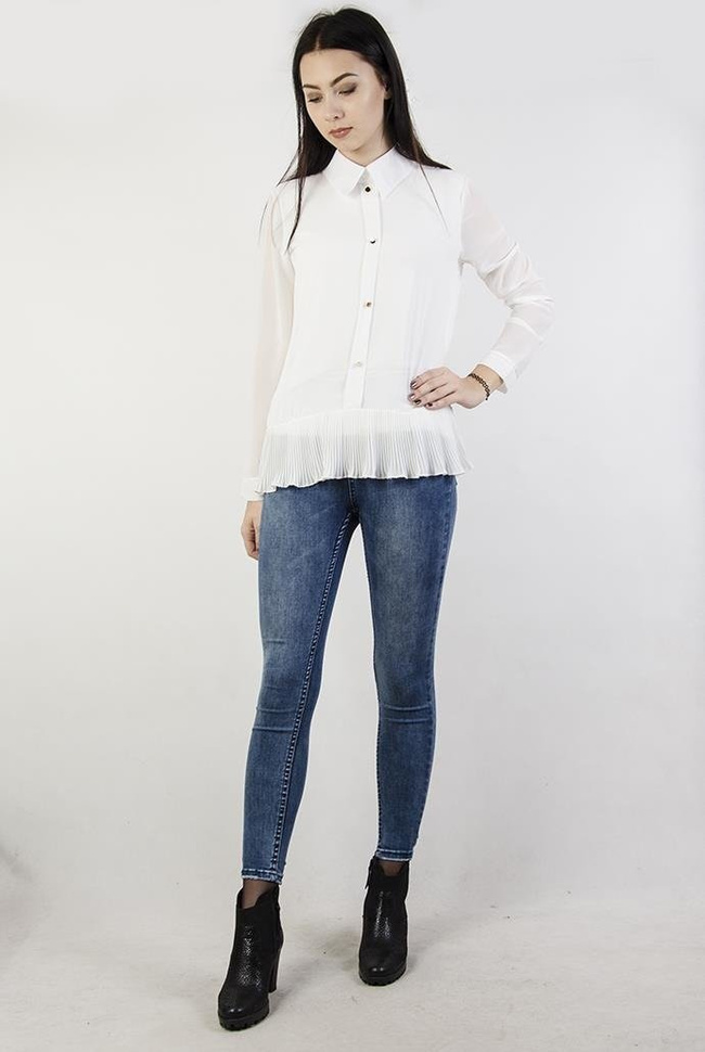 Biała koszula z plisowaną falbanką, zapinana na 4 złote guziki