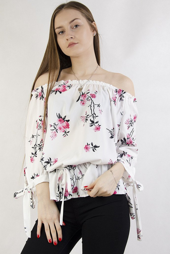 Biała bluzka w kwiaty z hiszpańskim dekoltem