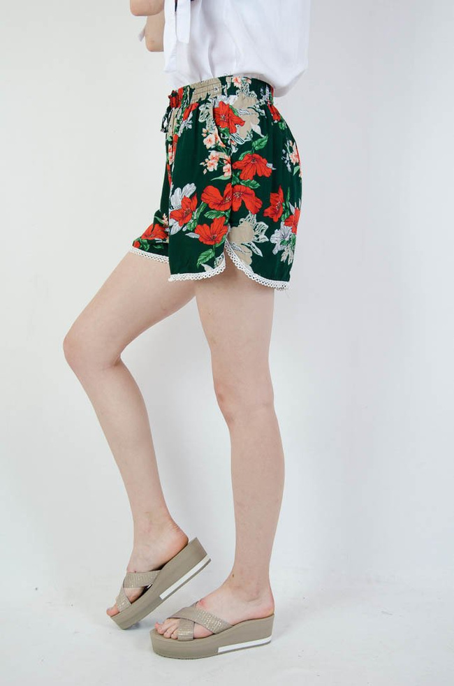 Zielone zwiewne spodenki w kwiaty