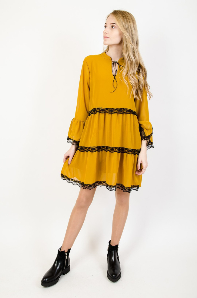 Musztardowa sukienka delikatnie rozszerzana z koronką