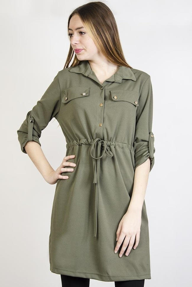 Zielona sukienka ze ściągaczem w talii