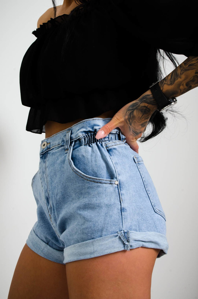 JASNE JEANSOWE SZORTY Z PODWINIĘTYMI NOGAWKAMI-WYSOKI STAN