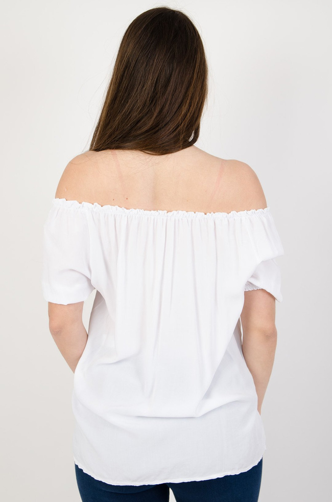 Biała bluzka z ażurowym wykończeniem + wisiorek