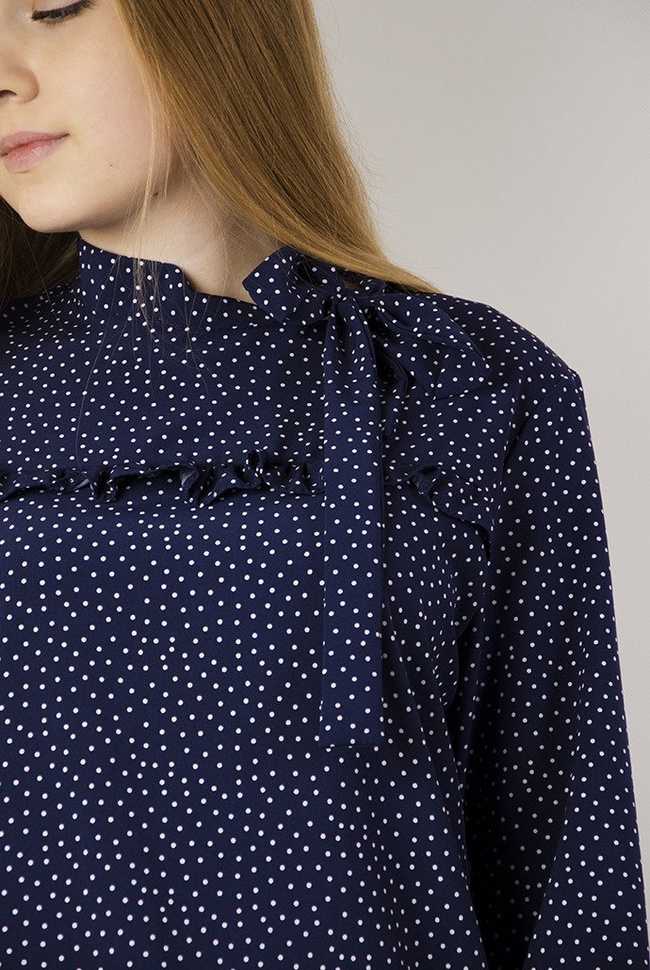 Granatowa bluzka koszulowa w  białe kropki z wiązaniem przy dekolcie