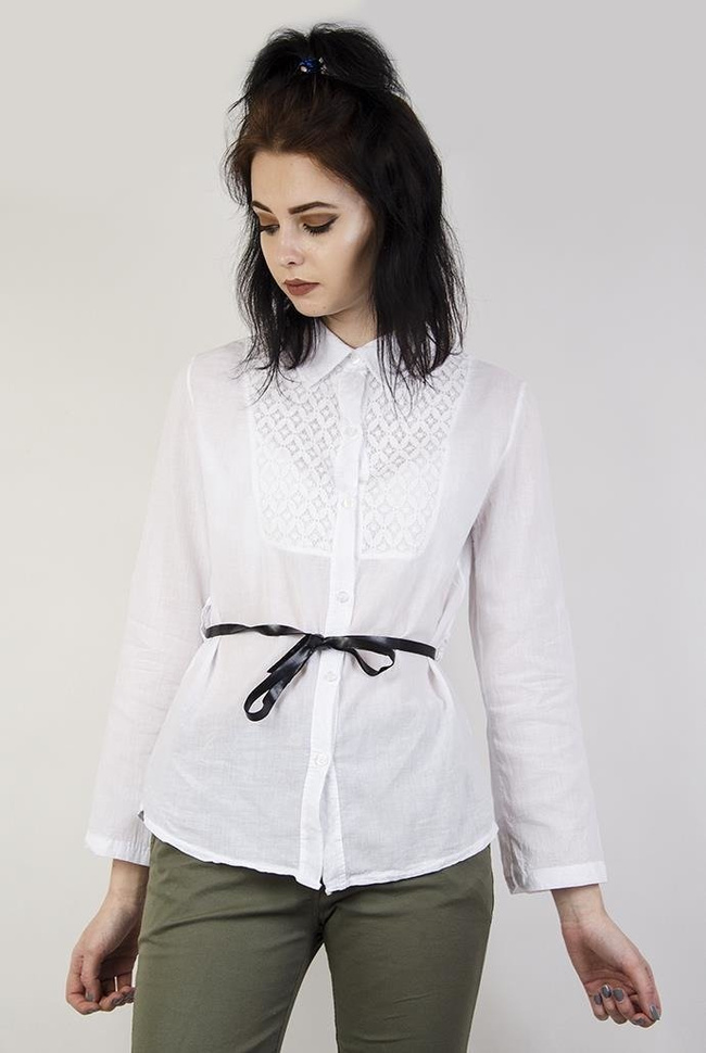 Biała koszula z czarnym wiązaniem w pasie