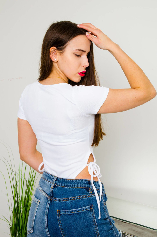 BIAŁE PRĄŻKOWANE MOCNO WYCIETE BODY WIĄZANE PO BOKACH