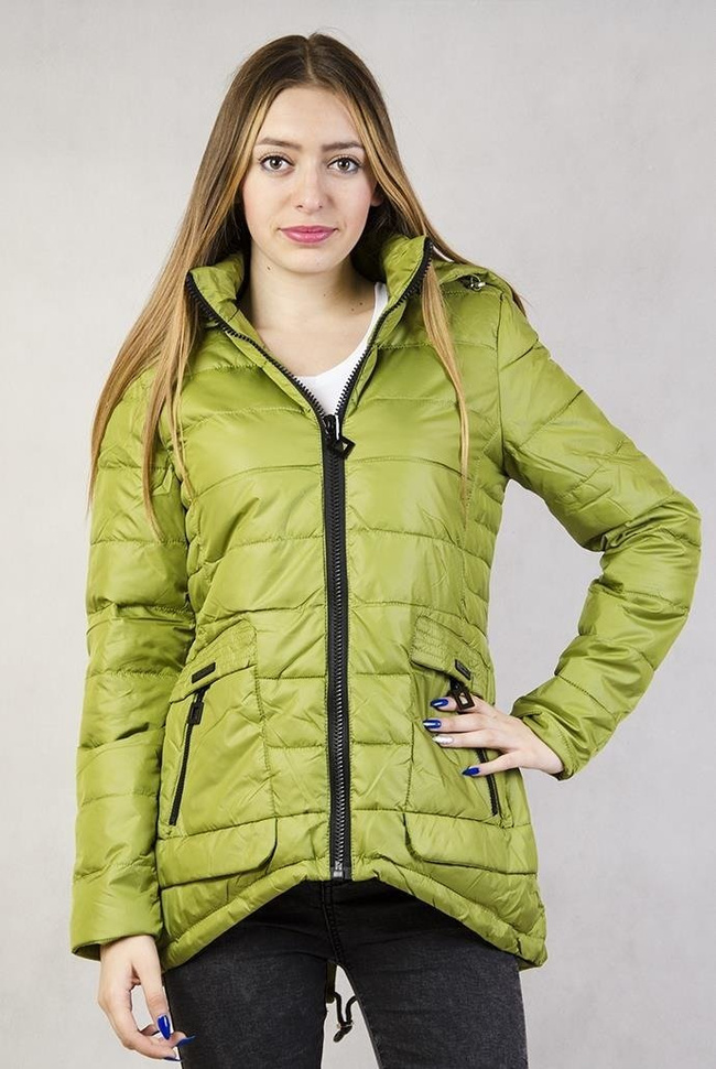 Zielona, pikowana kurtka z asymetrycznym dołem, ściągana z tyłu