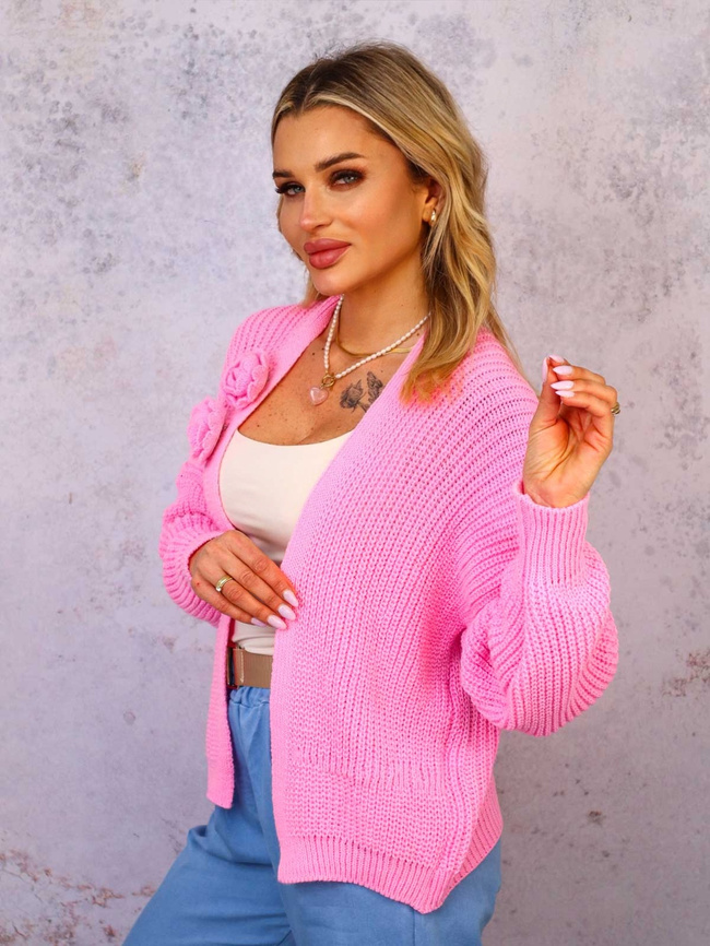 KRÓTKI KARDIGAN Z PRZYPINANYMI KWIATAMI- RÓŻOWY