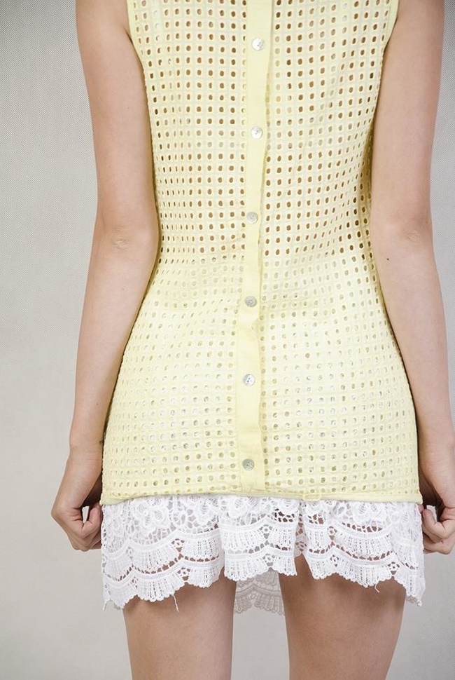 Żółta bluzka z ażurowymi plecami i guzikami