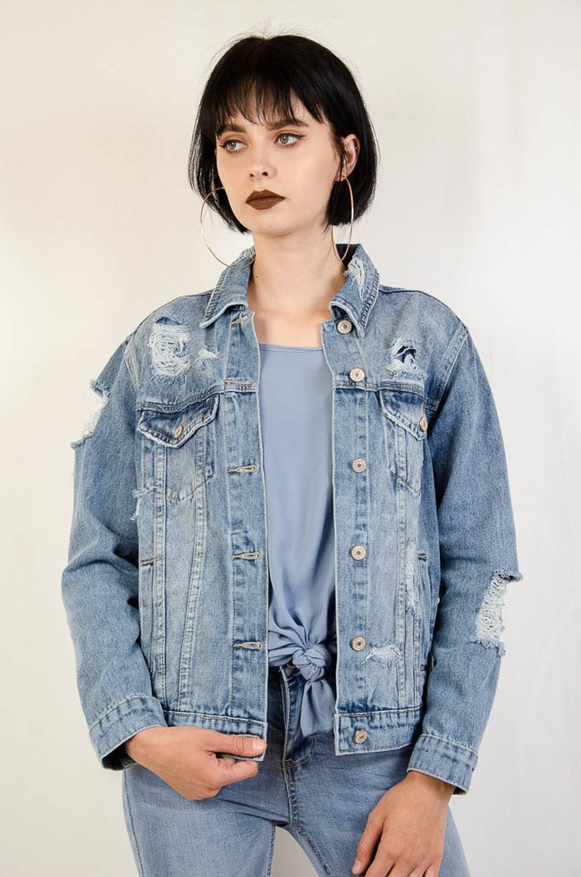 Kurtka jeansowa zapinana na guziki, z przetarciami