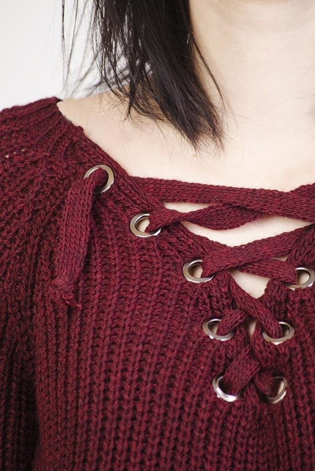 Bordowy sweter z wiązaniem w dekolcie