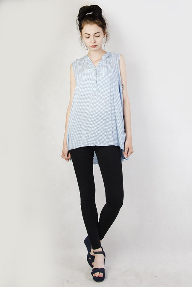 Asymetryczna niebieska bluzka z trzema guzikami