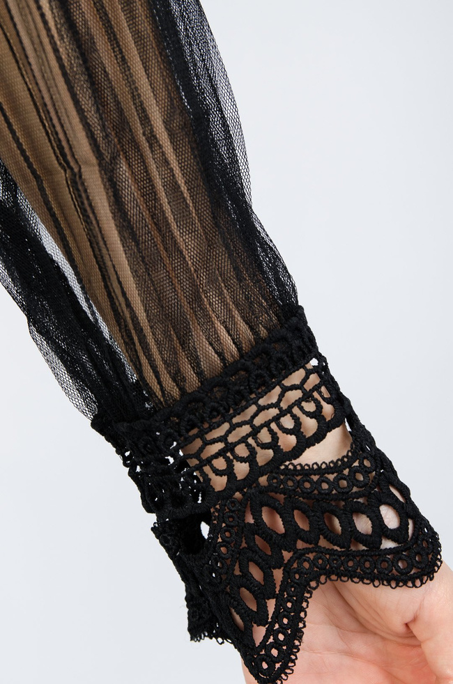 CZARNA KORONKOWA BLUZKA Z TIULOWYMI RĘKAWAMI