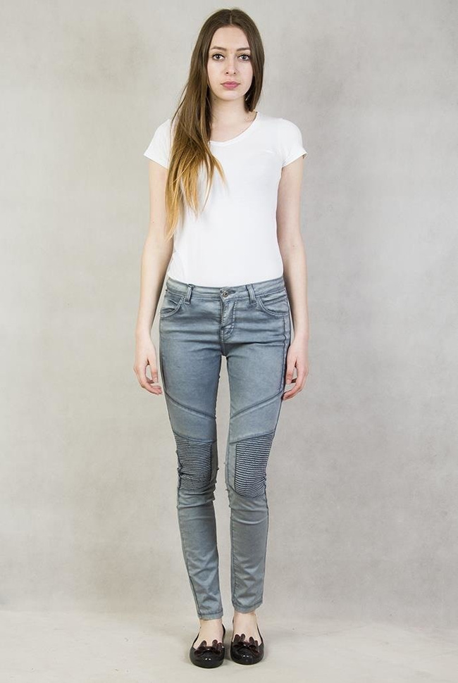 Niebieskie spodnie z przeszyciami na kolanach