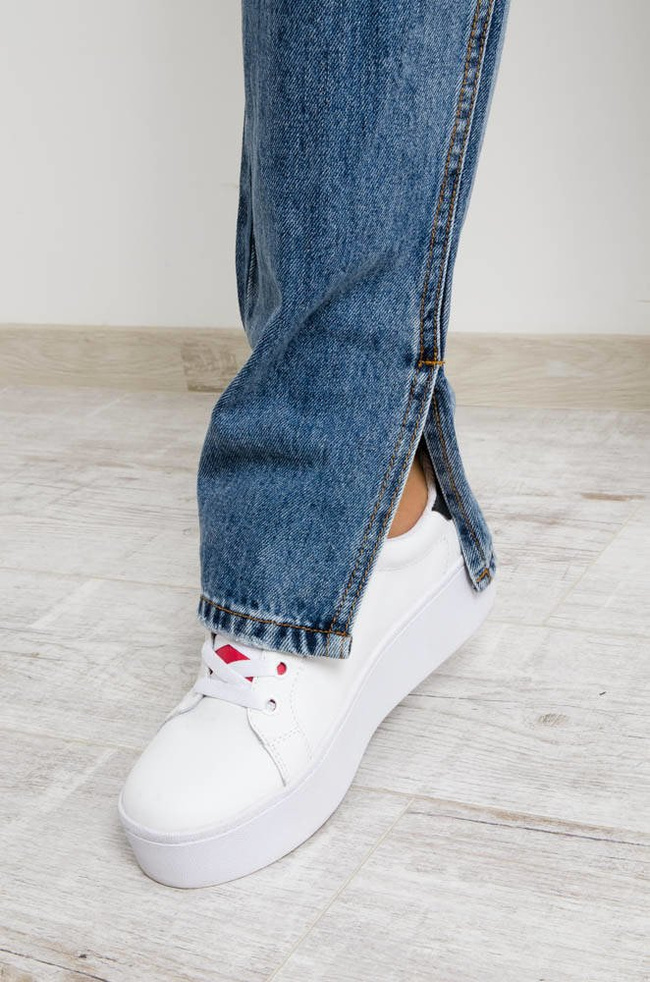 SPODNIE JEANSOWE Z DZIURAMI  I ROZCIĘCIEM NA NOGAWCE - WYSOKI STAN 