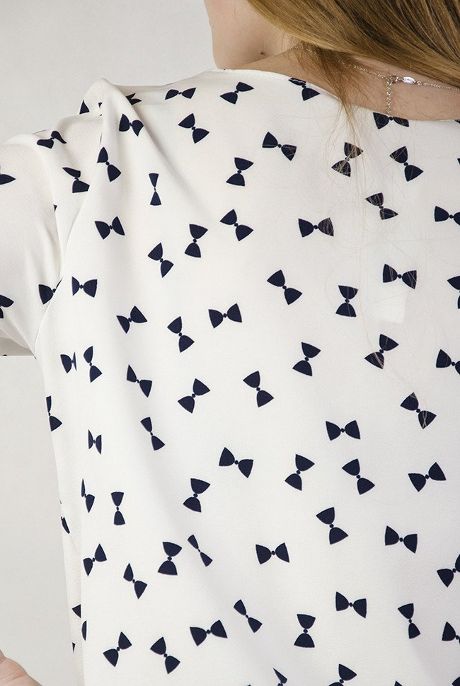 Biała bluzka w czarne kokardki