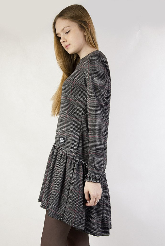 Ciemnoszara sukienka w kratę z rozkloszowanym dołem