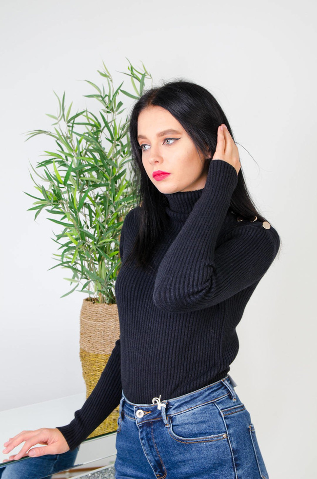 CZARNY PRĄŻKOWANY GOLF ZE ZŁOTYMI GUZIKAMI