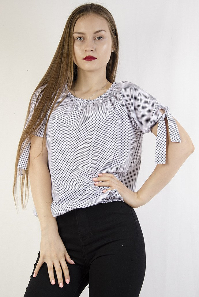 Biała bluzka w kropki z marszczeniem przy dekolcie
