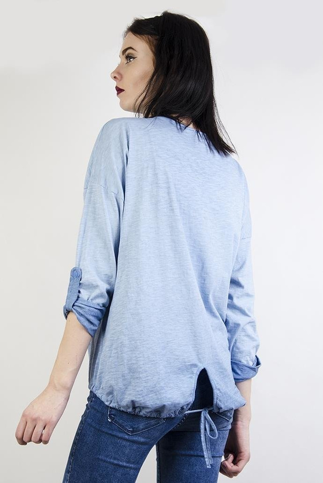 Jasnoniebieska bluzka z wiązaniem na dole