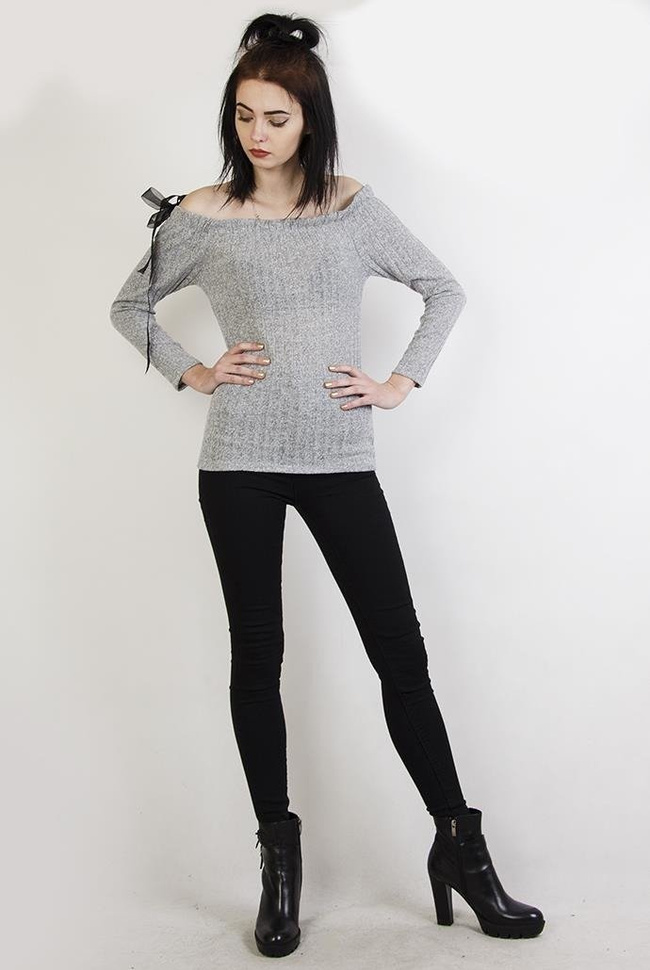 Szara prążkowana bluzka z odkrytymi ramionami wiązana czarną wstążką