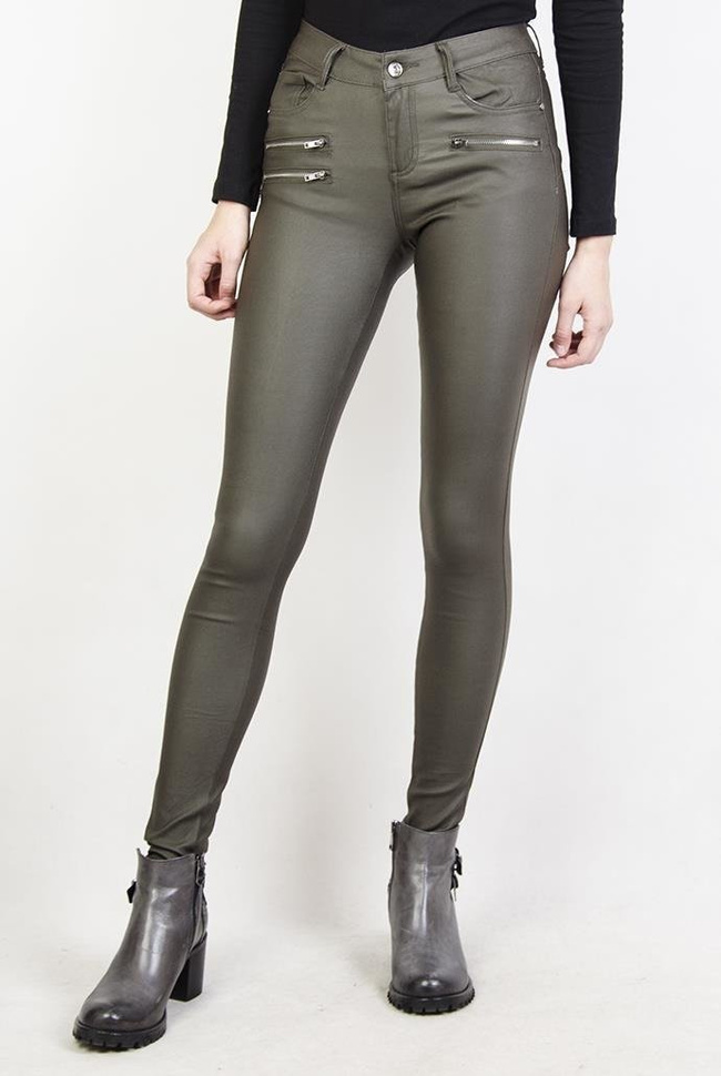 Zielone spodnie skórkowe z trzema srebrnymi zamkami