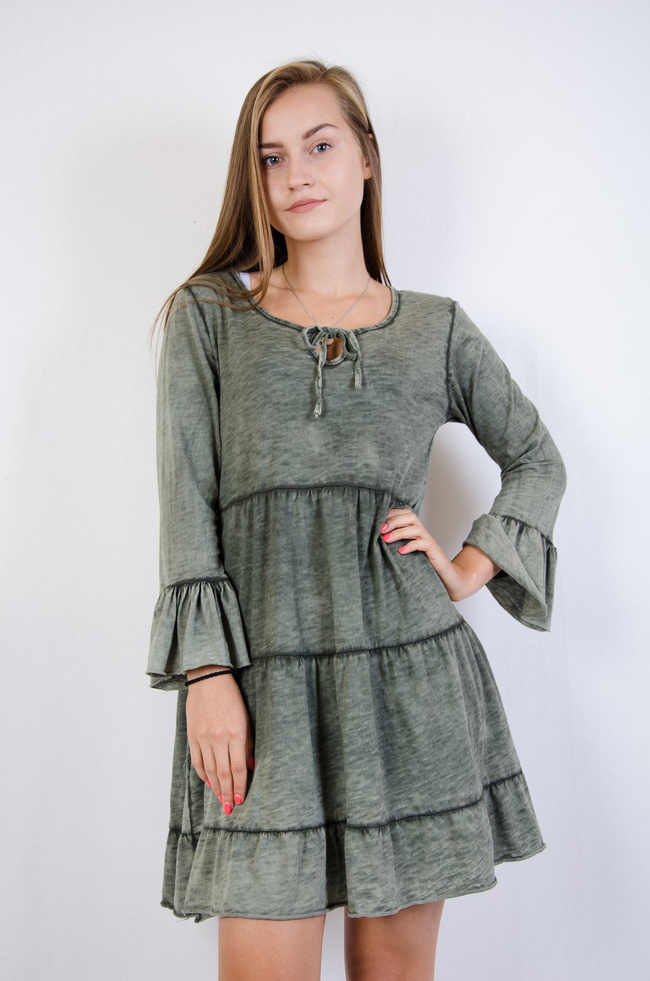 Zielona warstwowa sukienka z falbanami na rękawie