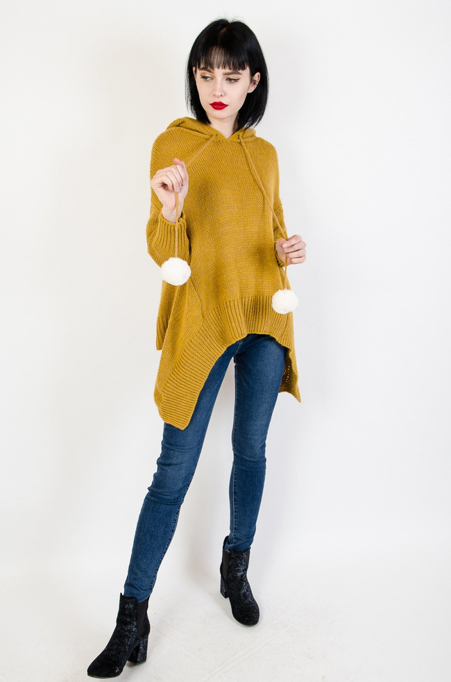 Musztardowy sweter z dłuższymi bokami oraz kapturem