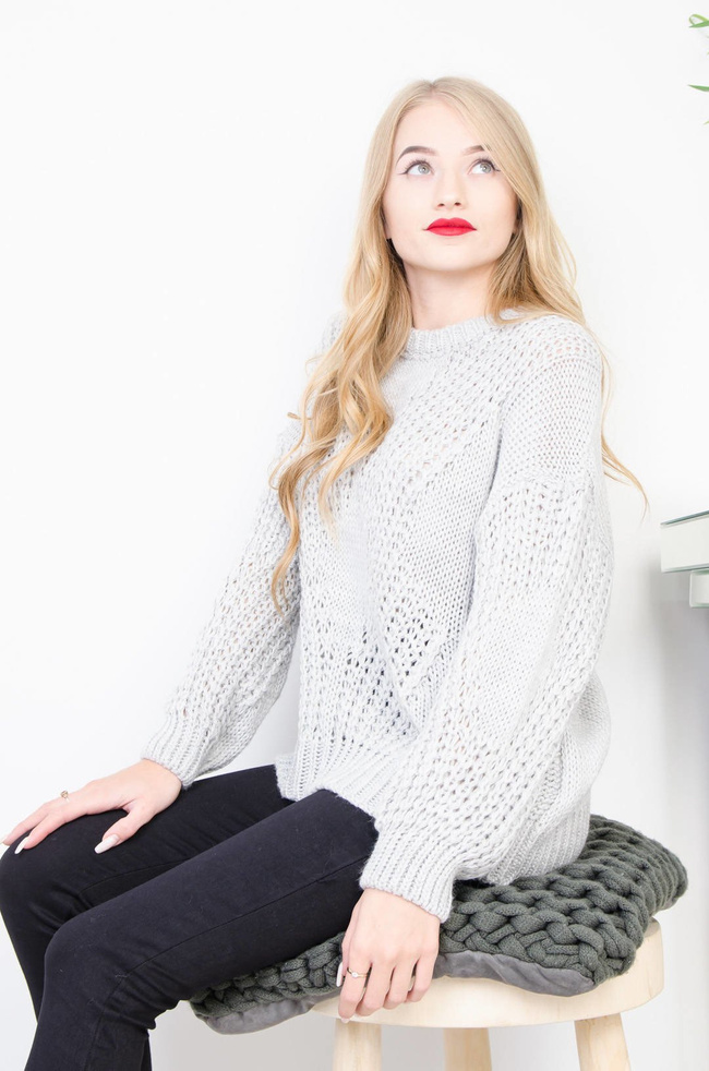 SZARY OVERSIZOWY SWETER Z AŻUROWYMI WSTAWKAMI
